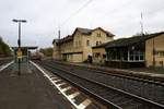 Blick auf Gleis 2 und den Hausbahnsteig (Gleis 1) des Bahnhofs Schlüchtern mit Bahnhofsgebäude und Relaisstellwerk Sf. [22.10.2017 | 12:39 Uhr]