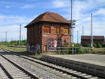 Das ehemalige Stellwerk Am,in Arnstadt,steht auf dem Bahnsteig 2 und 3.Aufnahme vom 30.Mai 2020.