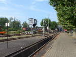 Der Museumsbahnsteig mit dem Stellwerk Dmf und dem Wasserkran, am 14.08.2020 im Eisenbahnmuseum Bochum-Dahlhausen.