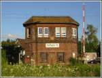 Eines der zwei Stellwerke des Bahnhofs Hofheim (Ried) an der Nibelungenbahn Bensheim - Worms (KBS 653), am 22.07.2007 aufgenommen.