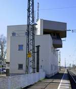 Müllheim (Baden), modernes Stellwerk am Bahnsteig 1, April 2021