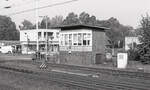 Stellwerk  M   der DB in Emmerich, 13.10.1996, 11.42u. Das Stellwerk entfiel in 2004 und wurde abgerissen. Scan (Bild 12545, Ilford FP4).