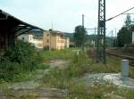 Blick auf das Stellwerk und das ehemalige Gterabfertigungsgebude in Bad Ksen; 26.07.2007