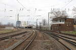 Das Stellwerk W3 am 13.02.2023 in Riesa, mit Blick zur Elbbrücke. Vom Bahnsteigende aus fotografiert.