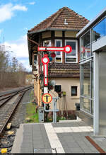 Formsignal vor Stellwerk, das gibt es im Bahnhof Herzberg(Harz) an Gleis 4 zu sehen.