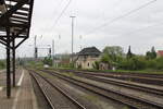 Blick vom Bahnsteig 3 auf das ehemalige mechanische Stellwerk Lw, am 20.05.2023 in Leinefelde.