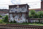 Auf der Höhe vom S-Bahnhof Warschauer Straße steht das alte Doppelstellwerk W5/W6 welches seit dem 17.05.1998 außer Betrieb ist.