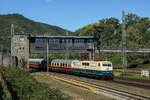 111 001 passiert mit der TEE-Garnitur des DB Museums Koblenz das Reiterstellwerk Bingen (18.09.2025)