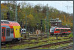 Ein Flirt der HLB, eine Regiotram und 642 144 begegnen sich am 31.10.2025 im Gleisvorfeld von Kassel Hbf.