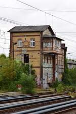 Blick auf das 1924 n Betrieb gegangene Stellwerk B2 in Berlin Greifswalder Straße. Seit dem 30.05.2010 ist es außer Betrieb und durch ein ETSW ersetzt worden.

Berlin 26.09.2024
