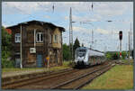 Vorbei am elektromechanischen Stellwerk B1 erreicht 9442 614 am 14.07.2023 den Bahnhof Röblingen am See.