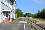 Blick auf den Bahnhof sowie das Stellwerk in Burbach. Das Stellwerk ging 1969 in Betrieb und ist Bauart Dr S2. 

Burbach 20.07.2024