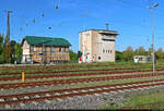 Ehemaliges Empfangsgeb�ude und noch betriebenes Relais-Stellwerk des Fahrdienstleiters vom Typ  GS II DR , Baujahr 1969, im Bahnhof Halle-Nietleben.
Das Foto entstand gegen�ber der Bahnsteiganlagen in der Nietlebener Gartenstadt.

🕓 1.5.2025 | 8:02 Uhr