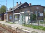 Im Empfangsgebäude von Lancken hat der Fdl seinen Posten.Von hier aus wird der entfernte Bahnhof Sagard fernbedient und die Ortsschranke mit dem im Vordergrund befindenten Windenbock bedient.