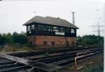 Eines der wohl bekanntesten Stellwerken Deutschlands ist das Stellwerk in Kaiserslautern-Einsiedlerhof an der Einfahrt Ost.
Aufgenommen im Oktober 2000.