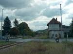 B und Stellwerk Laucha West mit dem zugewachsenen Gleis der Finnebahn (rechts) in Laucha (Unstrut); 14.09.2008