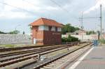 Das Stellwerk in Emden Auenhafen ist auch heute noch mit einem Fdl besetzt. Die Strecke vom Hbf bis zum Auenhafen wurde 2006 elektrifiziert. Zuvor wurde hier der letzte planmige Reisezugeinsatz einer 212 gefahren.