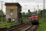 218 390-3 mit dem RE 3707 nach Hof passiert das ehemalige Stellwerk B-2 in Leipzig-Connewitz. (15.5.2010)