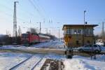 Vorbei am Stellwerk B-2 fhrt 143 947-0 ,mit einer RB nach Cottbus in Doberlug-Kirchhain ein (4.12.2010)