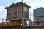 Reiterstellwerk mit U-Bahn in Berlin Warschauer Strae am 16.7.2005