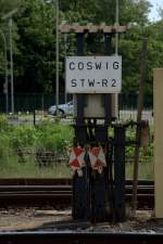 Dies ist wohl das kleinste Stellwerk Sachsens (?) Aufgenommen am 26.05.2012 gegen   16:00 Uhr vom Bahnsteig 5 aus in Coswig.