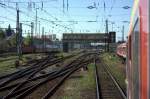 Blick auf das typische Reitestellwerk in Halle Saale Hbf, vom  sdlichen Bahnhofsvorfeld  aus dem offenen Fenster eines   Halberstdter    aufgenommen, am 28.04.2012 gegen 15:56 Uhr, links im Bild ein Zug der S-Bahn nach Halle - Nietleben, so da man fast von einer Parallelausfahrt sprechen knnte.