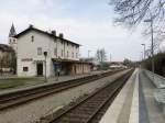Am 20.04.2010 stand der Bahnhof Blaichach noch.Er schaut schon sehr heruntergekommen aus.Im Gebude wahr sogar ein Stellwerk integriert.Es ist ein kleiner Bahnhaltepunkt zwischen Immenstadt und Sonthofen.Ein paar Wochen spter wahr alles Geschichte. Er wurde komplett abgerissen. An dem Platz ist bis Heut noch nichts neues Entstanden ! Schade !