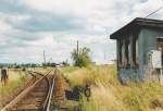 Fr die vielen Kalizge baute die Reichsbahn nordwestlich von Leimbach-Kaiseroda eine signalgesicherte Verbindungskurve. Gterge konnten dadurch an Bad Salzungen vorbei nach Eisenach fahren. Rechts die berreste des Stellwerks an der KBS 576 mit der Abzweigweiche, das linke Gleis mndete erst in Oberrohn in die KBS 575. (31.7.98) 