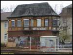 Am 05.12.2006 entstand diese Aufnahme des Stellwerks Frankfurt am Main-Griesheim am Bahnbergang Elektronstrae, das leider mit Graffiti verschmiert ist.