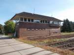 Gleich neben dem Bahnübergang steht in Karow (Mecklenburg)das Fahrdienstleiterstellwerk.Aufnahme vom 28.September 2014.