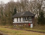 Als Dalheim noch Grenzbahnhof war, brauchte es ein großes Stellwerk.
Hier war früher der Übergang in die Niederlande nach Roermond. 
Hinter dem Stellwerk im jetzigen Waldstück führte die Ringstrecke über Wassenberg, Hückelhoven nach Baal und früher, ging es auch nach Linich und weiter nach Jülich und Düren. Das Bild entstand am 13.2.2016