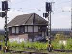 Bild mit Symbolcharakter: Eingerahmt von den beiden Ks-Vorsignalen hat das Stellwerk Krefeld-Linn ausgedient - so, wie 11 weitere alleine in Krefeld, die am 04.02.2001 durch das ESTW Krefeld ersetzt wurden. Dieses wiederum wird nun von Duisburg aus ferngesteuert ...