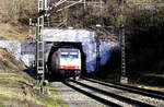 186 256 von Railpool verlässt mit 186 495 als Lz den Gemmenicher Tunnel an der Montzenroute (Strecke 2552) auf seiner Westseite, also in Belgien.