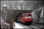 110208 verlässt hier am 30.1.2005 um 9.24 Uhr mit dem Schneeexpress nach Hamburg den nördlichen Tunnel Ausgang bei Lengerich.