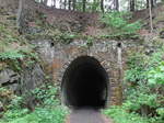 Nordportal Maulbergtunnel (Länge 38m, Radius 100m) bei km 2,6 der ehemaligen Schmalspurbahn Goßdorf-Kohlmühle - Hohnstein (Schwarzbachbahn); vom Bahnhof Lohsdorf, 04.06.2020
