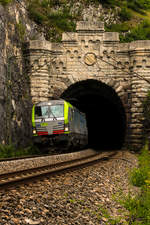 BLS Cargo Vectron MS 405 verlässt den Klotz - Tunnel Richtung in Freiburg 03.07.2020