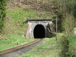 An der Ausfahrt aus Benshausen,in Richtung Zella Mehlis,befindet sich der 136m lange Rote-Wand-Tunnel.Aufgenommen am 27.April 2022.