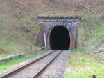 273m lang ist der Rote-Bügel-Tunnel an der Ausfahrt aus Benshausen in Richtung Schmalkalden.Aufnahme vom 27.April 2022.