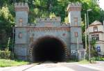 Hauptbahnromantik (XXVIII, untere Lahntalbahn). Weil es so schön ist, nochmal in Gänze ohne störende Straßenfahrzeuge, das Nordportal des Weilburger Tunnels. Es sieht aus, als wäre es vor nicht allzulanger Zeit liebevoll gepflegt worden. (25. April 2009)