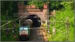 Downtown unterwegs nach Aachen West ist diese belgische Cobra (2829) mit gemischter Gterfracht im Schlepptau.Location: Reinharzkehl (Aachen) am Gemmenicher Tunnel im Juni 2013.