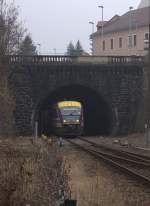 Ein TW der Sächsischen Städtebahn verläßt den Tunnel um in den Bahnhof Kamenz
einzufahren. 06.03.2014 11:51 Uhr , Nebel , Sichtweite ca. 100 Meter.