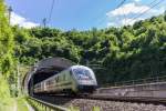 IC, von Stuttgart kommend, verlässt den Rollenbergtunnel bei Bruchsal. 04.05.2014