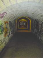  Unterwelt : Nord-stlich des Bahnhofs (Krefeld-)Uerdingen erlaubt dieses archaische Bauwerk dem Fugnger die Unterquerung der Strecke Uerdingen - (Duisburg-)Rheinhausen.