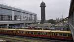 Berlin, Bf Ostkreuz, 24.10.11; der Wasserturm am Ostkreuz ( Pickelhaube ) mit der neuen Ringbahnhalle, Bstg.