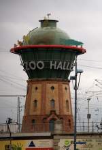 Schon ewig trgt der markante Wasserturm in Halle (Saale) Hbf die Reklame fr den Zoo Halle.