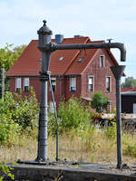 Ein einsamer Wasserkran am Bahnhof von Blankenburg.