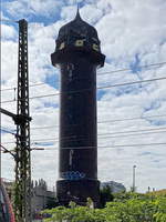 Der Wasserturm am Bahnhof Berlin Ostkreuz ist geblieben, beim warten gesehen am 09.