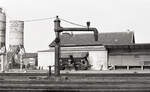 Im Jahre 1976 stand der Wasserkran für die Dampfloks noch am Bahnhof Kranenburg. Soweit mir bekannt wurde er 1977 entfernt. Im Hintergrund sieht man ein Tds der DB auf ein Ladegleis des Landhandels. Kranenburg, 07.03.1976, ca 15.30u. Scan (Bild 90665, Ilford FP4).