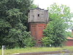 Leider dem Verfall überlassen der Wasserturm am Bahnhof Plaue am 30.August 2021.
