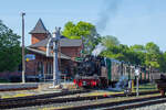 Der RASENDE ROLAND mit der LOK 99 4801 steht abfahrbereit am Wasserkran in Putbus nach Lauterbach Mole. - 28.05.2026
